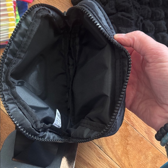 NWT Apana Belt Bag Camo NWT Planet Gold Hobo Black 4 NWOT Mesh Cosmetic Bags - Picture 5 of 10